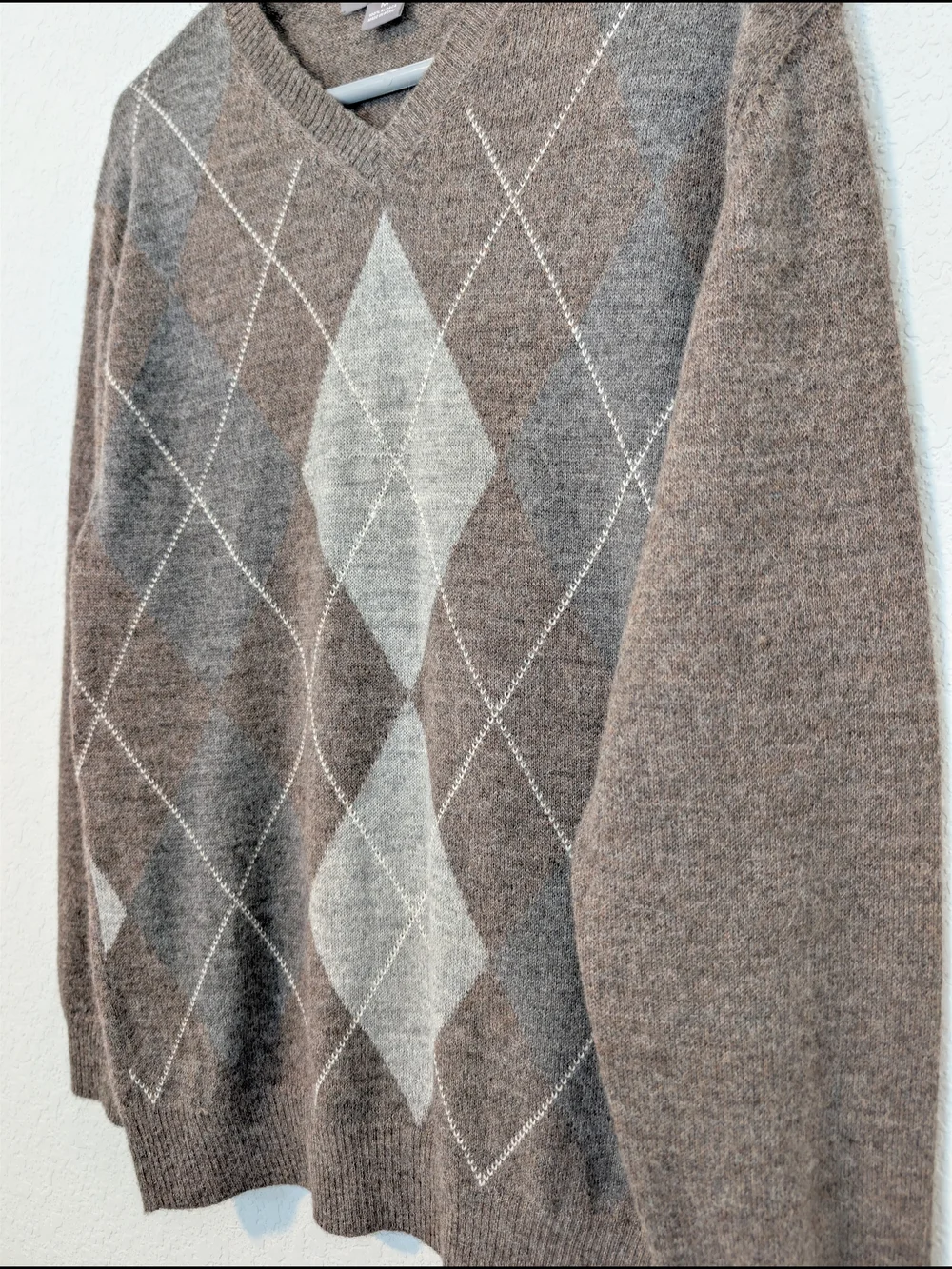 Daniel Cremieux Men's Taupe Grey 100% Alpaca Long Sleeve V-Neck Argyle Sweater M